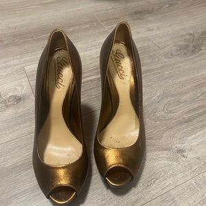Gucci bronze pumps